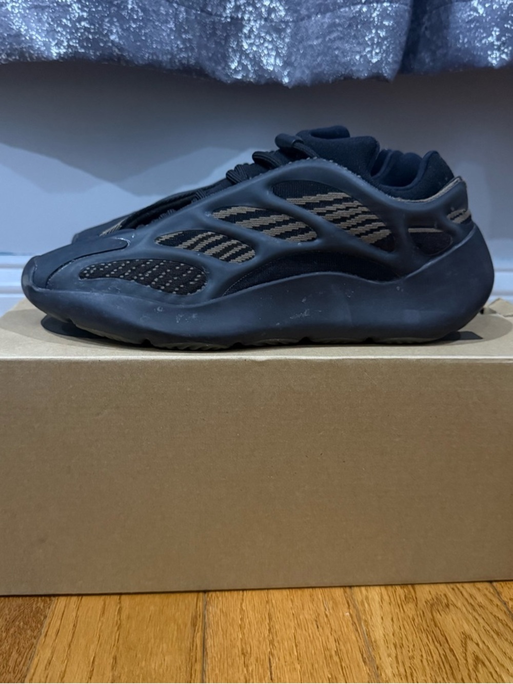 Yeezy 700 Sneaker Men’s 7/Women’s 8.5/